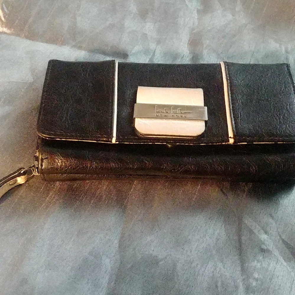 Nicole Miller wallet .black/white EUC